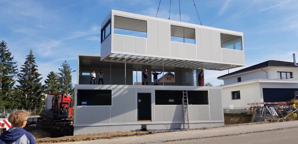 Büroräumlichkeiten und Obergeschosswohnung als Container Haus bzw. Modulhaus mit teils eingebauten Fenstern wird zusammengebaut