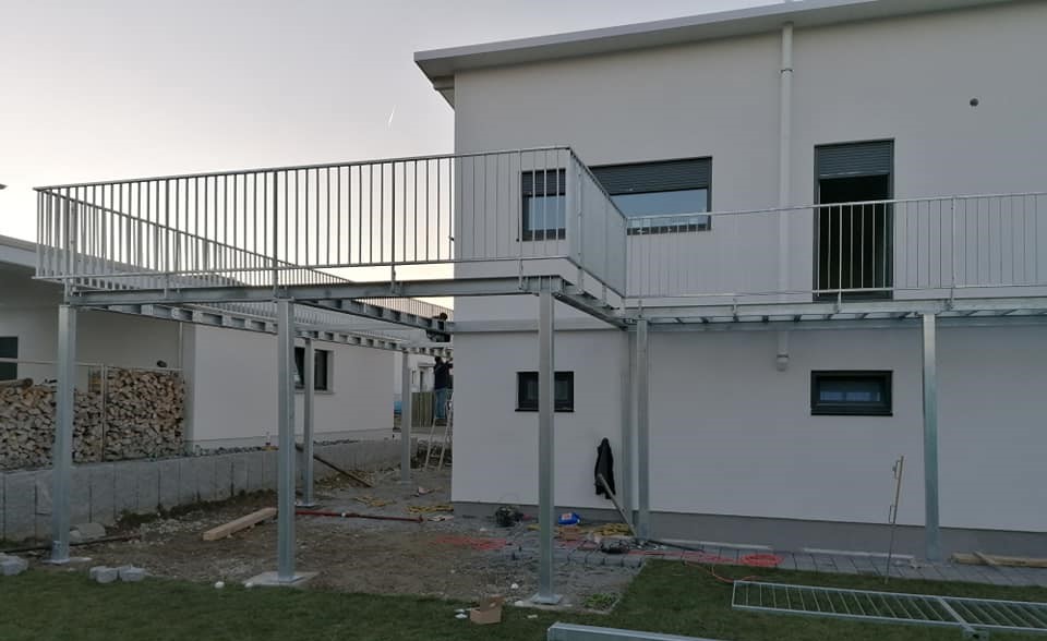 Balkon für ein Modulhaus in Metallbauweise