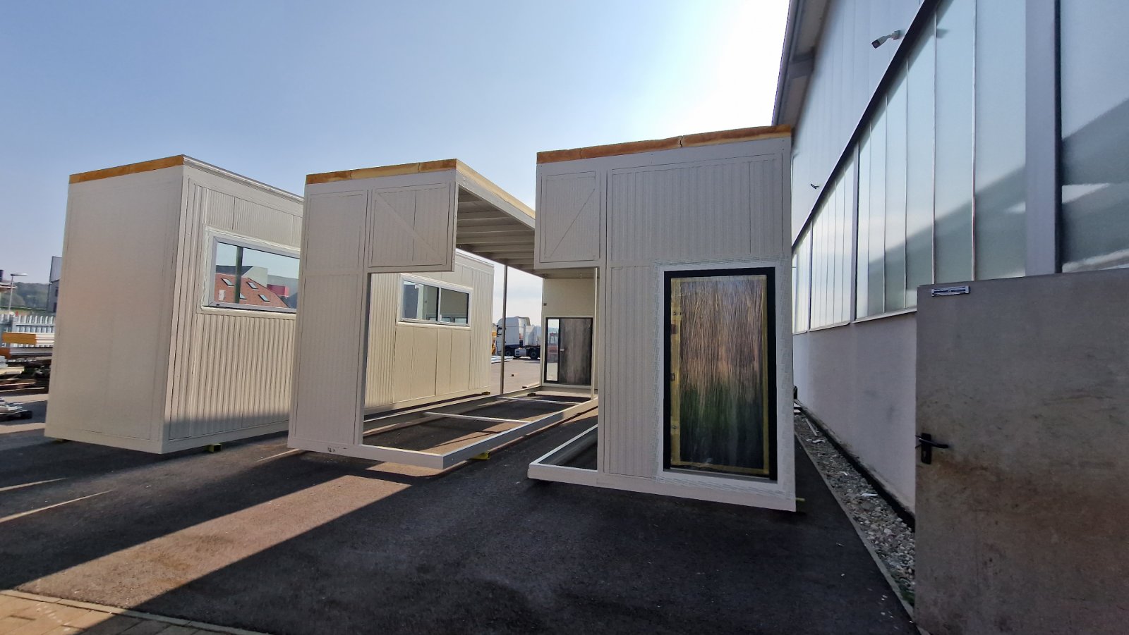einzelne Module für ein Containerhaus warten auf die Auslieferung