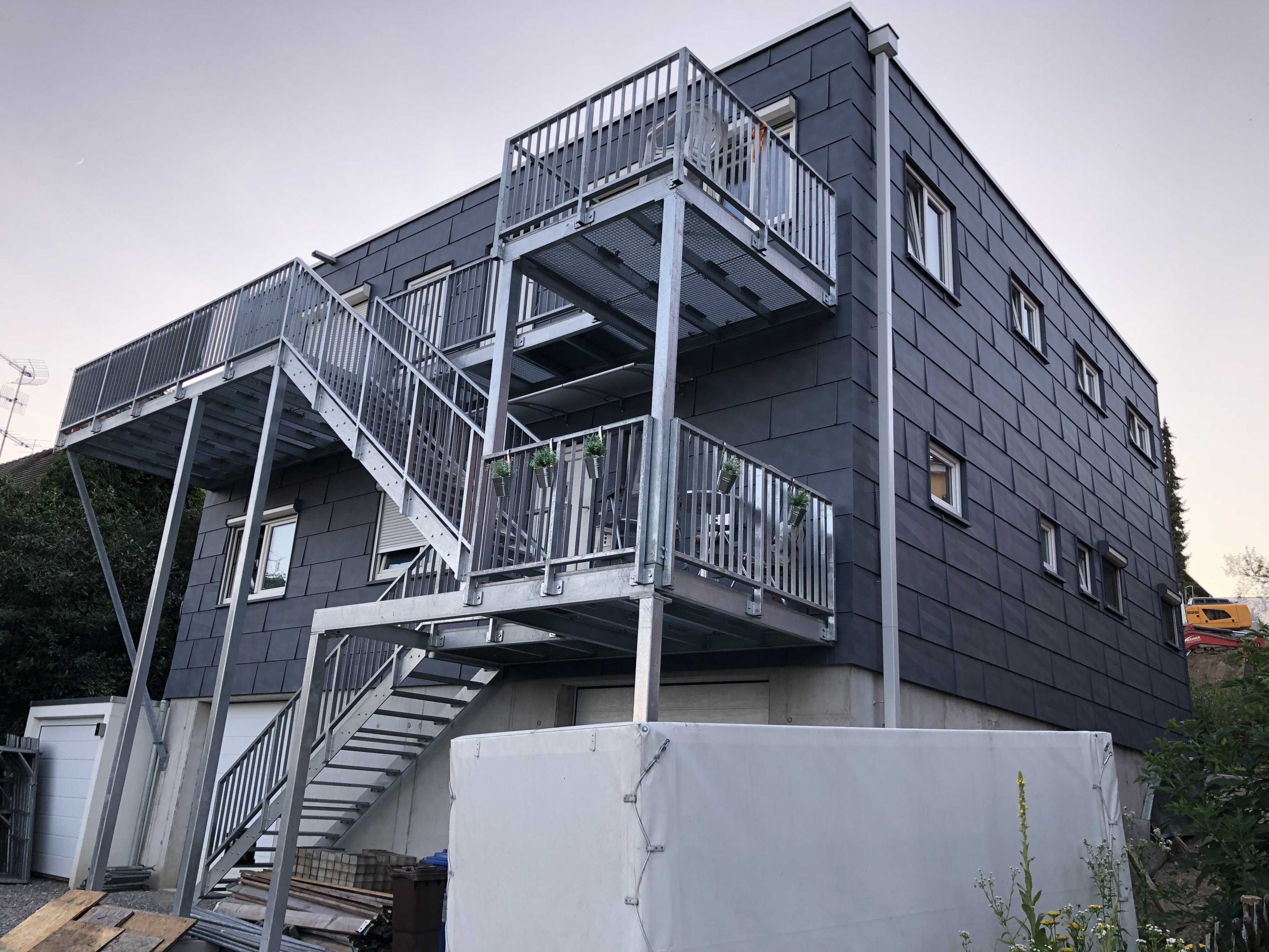 Stiegenaufgang mit Podesten für ein Mehrparteien-Modulhaus in Metallbauweise