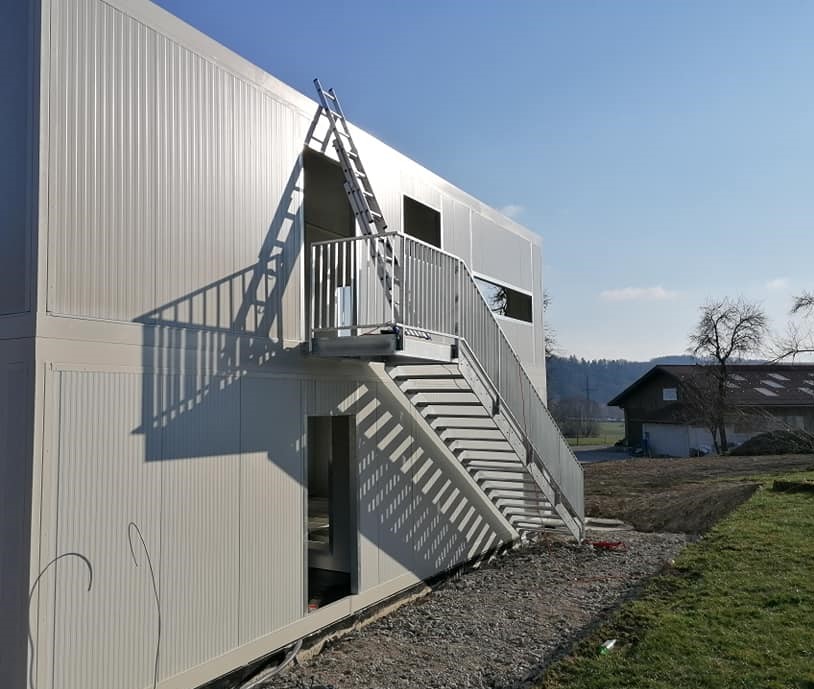 Treppe für Mehrparteien-Modulhaus in Metallbauweise